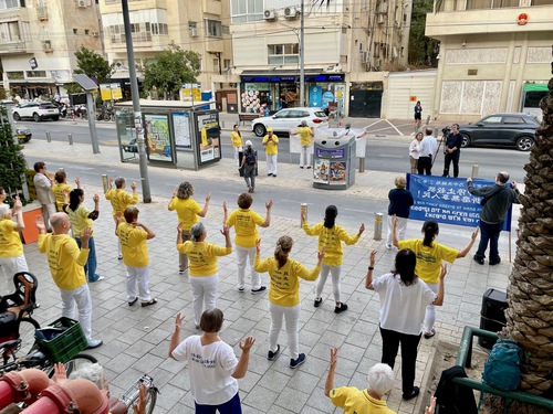 Image for article מתרגלי פאלון גונג בישראל ציינו את ה-25 באפריל בעצרת מול שגרירות סין