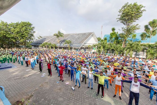 Image for article בטאם, אינדונזיה: מורים ותלמידים מאמצים את הפאלון דאפא בקמפוסים