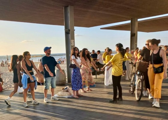 Image for article ישראל: מתרגלים חוגגים את יום הפאלון דאפא העולמי בטיילת של תל-אביב
